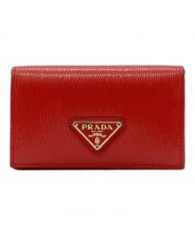 PRADA（プラダ）の古着「カードケース 三角プレート」｜レッド