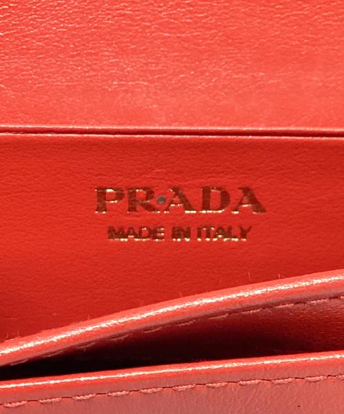PRADA（プラダ）PRADA (プラダ) カードケース 三角プレート レッドの古着・服飾アイテム