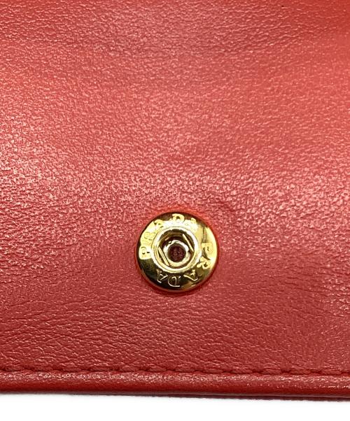 PRADA（プラダ）PRADA (プラダ) カードケース 三角プレート レッドの古着・服飾アイテム