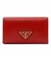 PRADA（プラダ）の古着「カードケース 三角プレート」｜レッド