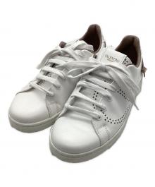 VALENTINO GARAVANI（ヴァレンティノ・ガラヴァーニ）の古着「スニーカー スタッズ パンチングロゴ」｜ホワイト