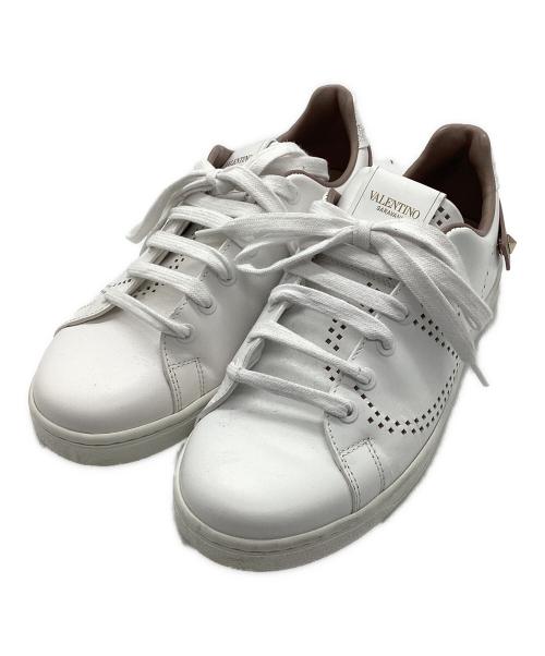 VALENTINO GARAVANI（ヴァレンティノ・ガラヴァーニ）VALENTINO GARAVANI (ヴァレンティノ・ガラヴァーニ) スニーカー スタッズ パンチングロゴ ホワイト サイズ:23.5cmの古着・服飾アイテム