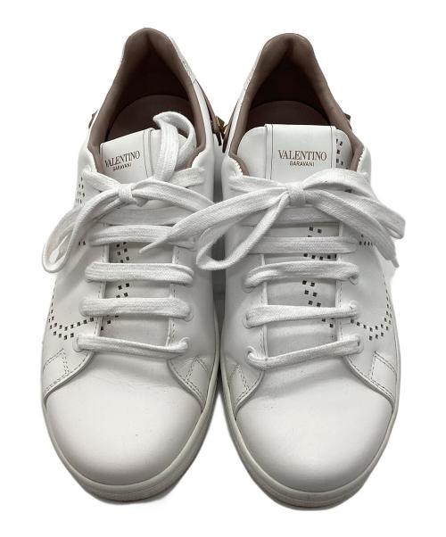 VALENTINO GARAVANI（ヴァレンティノ・ガラヴァーニ）VALENTINO GARAVANI (ヴァレンティノ・ガラヴァーニ) スニーカー スタッズ パンチングロゴ ホワイト サイズ:23.5cmの古着・服飾アイテム