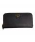 PRADA（プラダ）の古着「ジップアラウンド長財布 トライアングル」｜ブラック