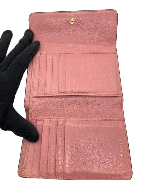 MIU MIU（ミュウミュウ）MIU MIU (ミュウミュウ) 2つ折り財布 ピンクの古着・服飾アイテム