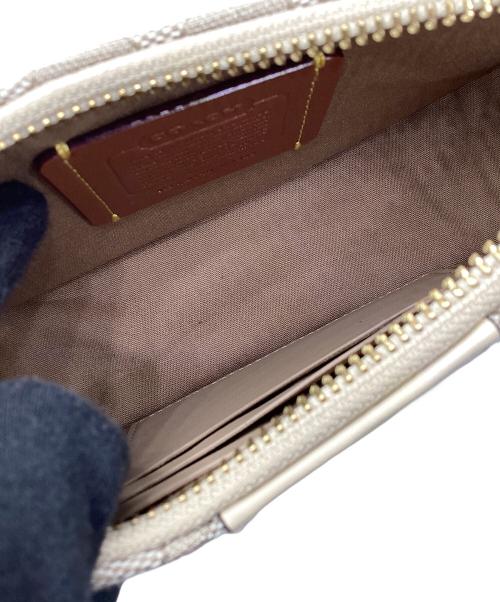 COACH（コーチ）COACH (コーチ) シグネチャー スウィンガー  ベージュの古着・服飾アイテム