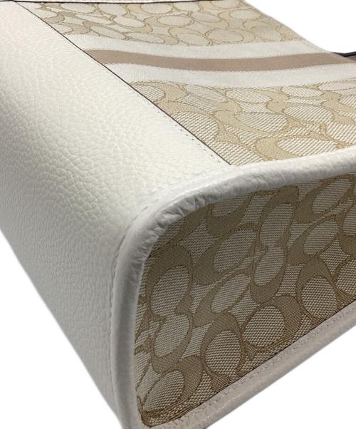 COACH（コーチ）COACH (コーチ) デンプシートート22 シグネチャー ジャカード・ストライプ アンド コーチ パッチ ベージュの古着・服飾アイテム