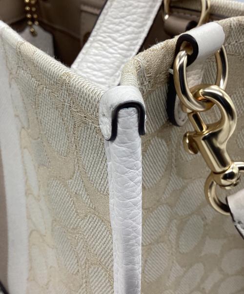 COACH（コーチ）COACH (コーチ) デンプシートート22 シグネチャー ジャカード・ストライプ アンド コーチ パッチ ベージュの古着・服飾アイテム