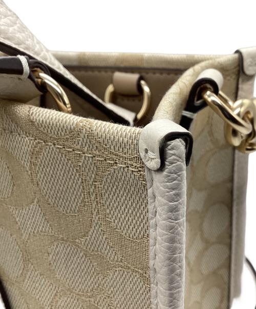 COACH（コーチ）COACH (コーチ) デンプシートート22 シグネチャー ジャカード・ストライプ アンド コーチ パッチ ベージュの古着・服飾アイテム