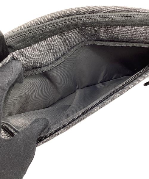 AER（エアー）AER (エアー) ボディーバッグ City Sling 2 グレーの古着・服飾アイテム