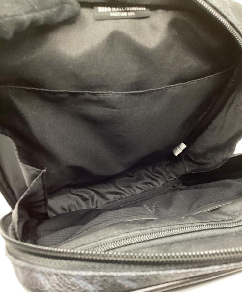 ZERO HALLIBURTON（ゼロ ハリバートン）ZERO HALLIBURTON (ゼロ ハリバートン) ZH Monogram Vertical Shoulder Bag ブラックの古着・服飾アイテム