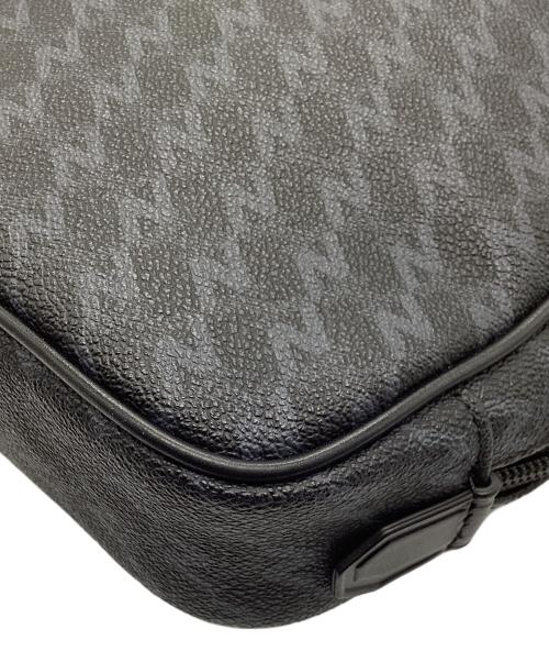 ZERO HALLIBURTON（ゼロ ハリバートン）ZERO HALLIBURTON (ゼロ ハリバートン) ZH Monogram Vertical Shoulder Bag ブラックの古着・服飾アイテム