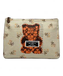 COACH（コーチ）の古着「クラッチバッグ　ガミーベアクラッチバッグ」｜ベージュ