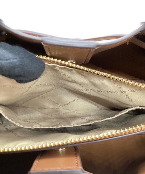 MICHAEL KORS（マイケルコース）MICHAEL KORS (マイケル・コース) CARSON センタージップ サッチェル スモール ブラウンの古着・服飾アイテム