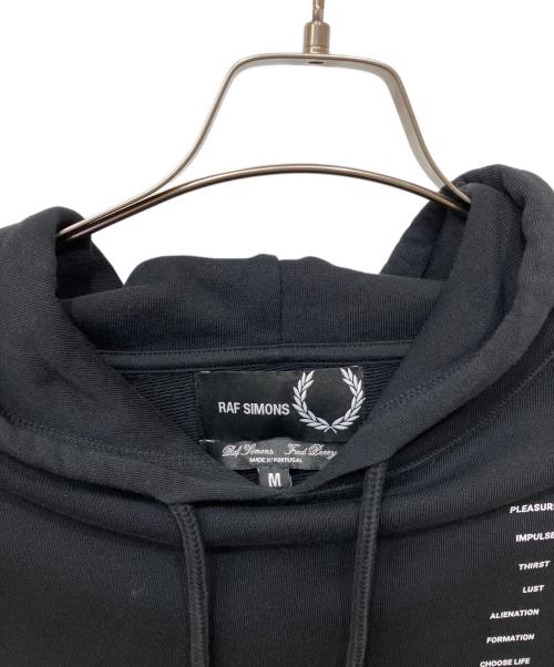 RAF SIMONS（ラフシモンズ）RAF SIMONS (ラフシモンズ) FRED PERRY (フレッドペリー) プルオーバーパーカー ブラック サイズ:Mの古着・服飾アイテム