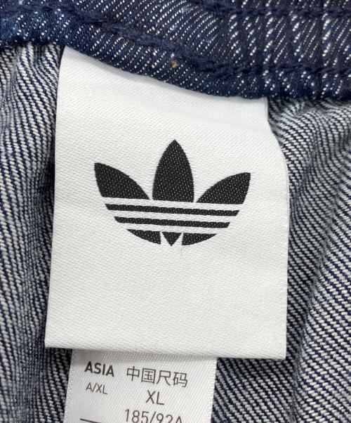 adidas（アディダス）adidas (アディダス) adidasアディカラー ルーズ トラックパンツ デニム ストーン インディゴ サイズ:XLの古着・服飾アイテム