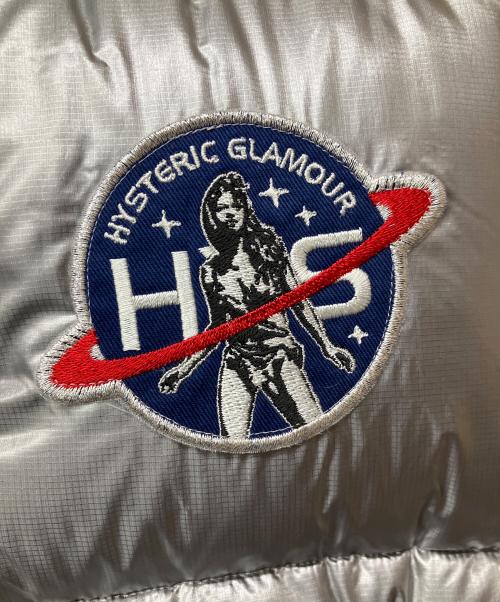 Hysteric Glamour（ヒステリックグラマー）Hysteric Glamour (ヒステリックグラマー) CREW PATCHアップリケ スタンドカラーダウンベスト シルバー サイズ:Freeの古着・服飾アイテム