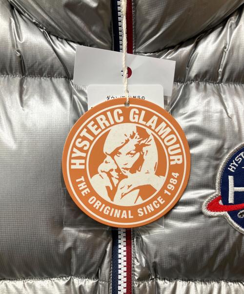 Hysteric Glamour（ヒステリックグラマー）Hysteric Glamour (ヒステリックグラマー) CREW PATCHアップリケ スタンドカラーダウンベスト シルバー サイズ:Freeの古着・服飾アイテム
