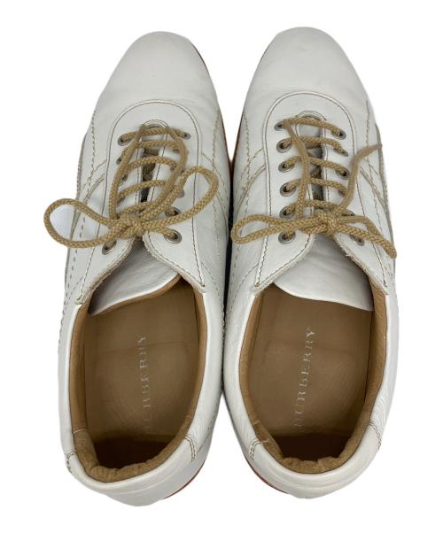 BURBERRY（バーバリー）BURBERRY (バーバリー) シューズ ホワイト サイズ:25 1/2の古着・服飾アイテム