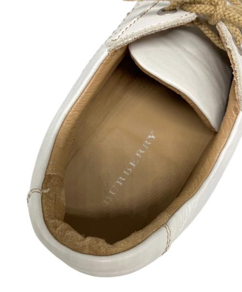 BURBERRY（バーバリー）BURBERRY (バーバリー) シューズ ホワイト サイズ:25 1/2の古着・服飾アイテム