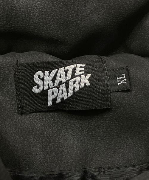 pctokyo（ピーシートーキョー）pctokyo (ピーシートーキョー) SKATE PARK (スケートパーク) レザーフラクトゥールロゴダウンジャケット グレー サイズ:XLの古着・服飾アイテム