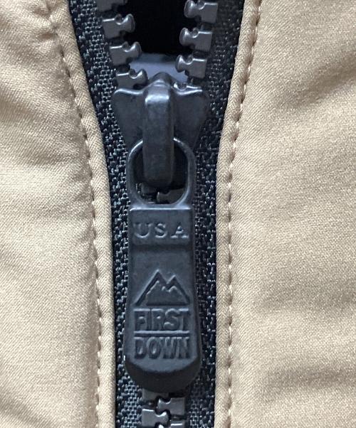 FIRST DOWN（ファーストダウン）FIRST DOWN (ファーストダウン) ダウンジャケット ベージュ×ブラック サイズ:MEDIUMの古着・服飾アイテム