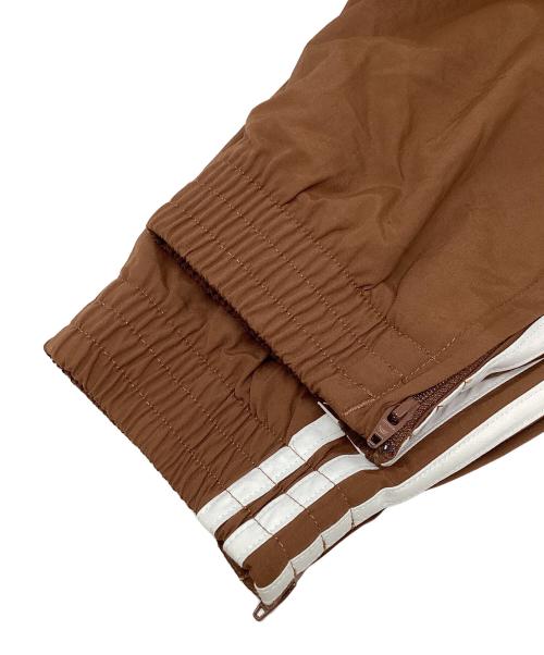 adidas（アディダス）adidas (アディダス) アディカラー ウーブン ファイヤーバードトラックパンツ ブラウン サイズ:Lの古着・服飾アイテム
