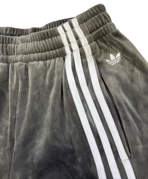 adidas（アディダス）adidas (アディダス) ベルベット ルーズ トラックパンツ グレー サイズ:Sの古着・服飾アイテム