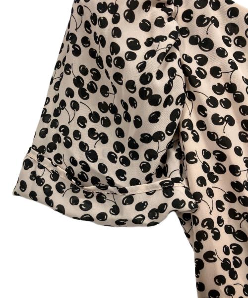 HER LIP TO（ハーリップトゥ）HER LIP TO (ハーリップトゥ) Cherry Pattern Cache-Coeur One-Piece / 半袖ワンピース ホワイト×ブラック サイズ:Mの古着・服飾アイテム