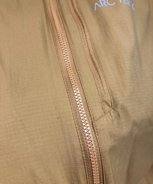 ARC'TERYX（アークテリクス）ARC'TERYX (アークテリクス) SQUAMISH HOODY ベージュ サイズ:Mの古着・服飾アイテム
