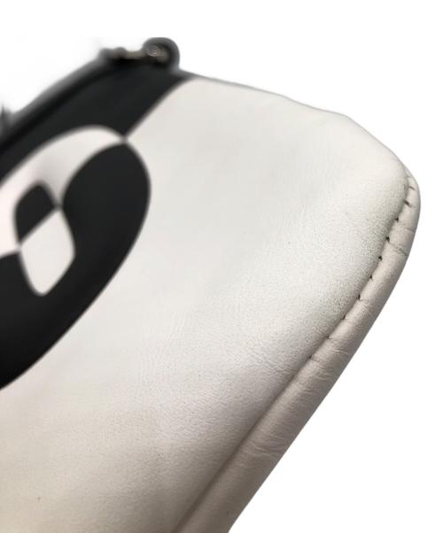 JIMMY CHOO（ジミーチュウ）JIMMY CHOO (ジミーチュウ) ロゴクラッチバッグ ブラック×ホワイトの古着・服飾アイテム