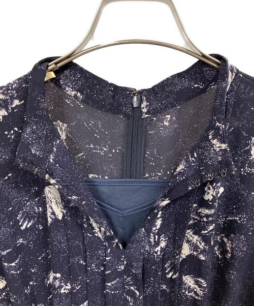 FRAY ID（フレイ アイディー）FRAY ID (フレイ アイディー) プリーツプリントワンピース ネイビーの古着・服飾アイテム