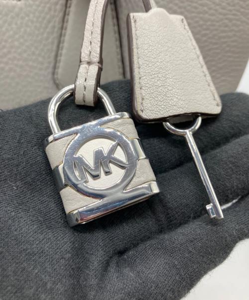 MICHAEL KORS（マイケル・コース）MICHAEL KORS (マイケル・コース) Camille Large Leather Satchel ライトグレーの古着・服飾アイテム