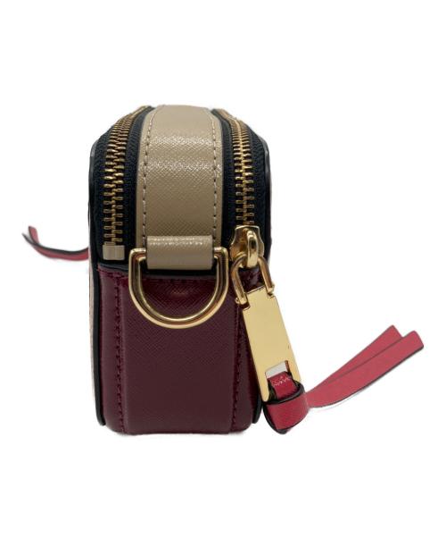 MARC JACOBS（マークジェイコブス）MARC JACOBS (マークジェイコブス) SNAPSHOT ショルダーバッグ ピンク×ベージュの古着・服飾アイテム