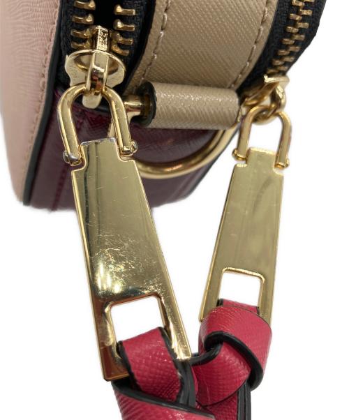 MARC JACOBS（マークジェイコブス）MARC JACOBS (マークジェイコブス) SNAPSHOT ショルダーバッグ ピンク×ベージュの古着・服飾アイテム