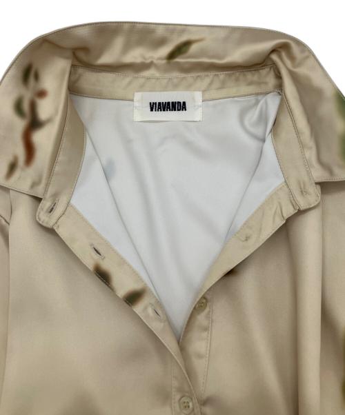 VIAVANDA（ヴィアヴァンダ）VIAVANDA (ヴィアヴァンダ) サテン半袖シャツ ベージュ サイズ:FREEの古着・服飾アイテム