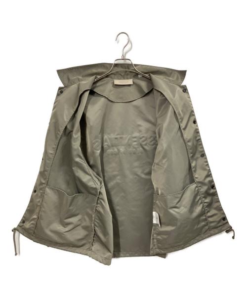 FOG ESSENTIALS（フィアオブゴッド エッセンシャル）FOG ESSENTIALS (フィアオブゴッド エッセンシャル) コーチジャケット カーキ サイズ:Mの古着・服飾アイテム