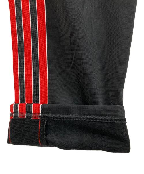 adidas（アディダス）adidas (アディダス) マンチェスター・ユナイテッド '91 トラックパンツ ブラック×レッド サイズ:XLの古着・服飾アイテム