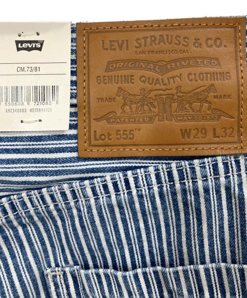 LEVI'S（リーバイス）LEVI'S (リーバイス) 555 リラックスストレートジーンズ ホワイト×ブルー サイズ:Ｗ29　Ｌ32 未使用品の古着・服飾アイテム