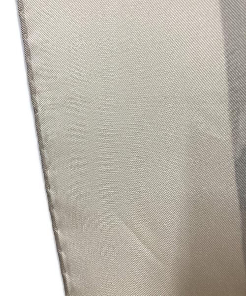LOUIS VUITTON（ルイ ヴィトン）LOUIS VUITTON (ルイ ヴィトン) carre Au fil du temps （時の流れに）/ シルクスカーフ アイボリーの古着・服飾アイテム