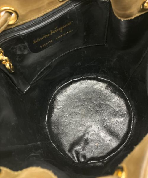 Salvatore Ferragamo（サルヴァトーレ フェラガモ）Salvatore Ferragamo (サルヴァトーレ フェラガモ) ヴァラリボン / 巾着ショルダーバッグ ブラウンの古着・服飾アイテム