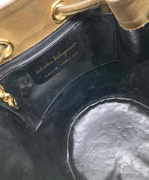 Salvatore Ferragamo（サルヴァトーレ フェラガモ）Salvatore Ferragamo (サルヴァトーレ フェラガモ) ヴァラリボン / 巾着ショルダーバッグ ブラウンの古着・服飾アイテム