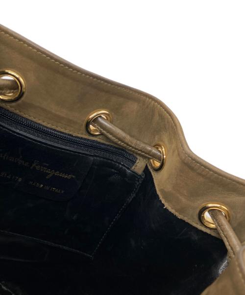 Salvatore Ferragamo（サルヴァトーレ フェラガモ）Salvatore Ferragamo (サルヴァトーレ フェラガモ) ヴァラリボン / 巾着ショルダーバッグ ブラウンの古着・服飾アイテム
