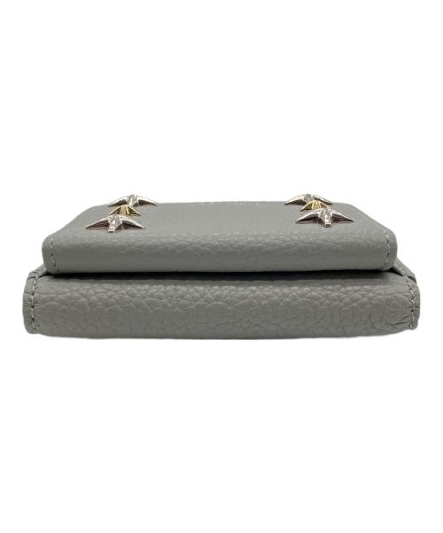 JIMMY CHOO（ジミーチュウ）JIMMY CHOO (ジミーチュウ) NEMO（ネモ）コンパクトウォレット グレーの古着・服飾アイテム