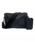 LOUIS VUITTONルイ ヴィトン）の古着「ダミエ・グラフィット　トリオ・メッセンジャー」