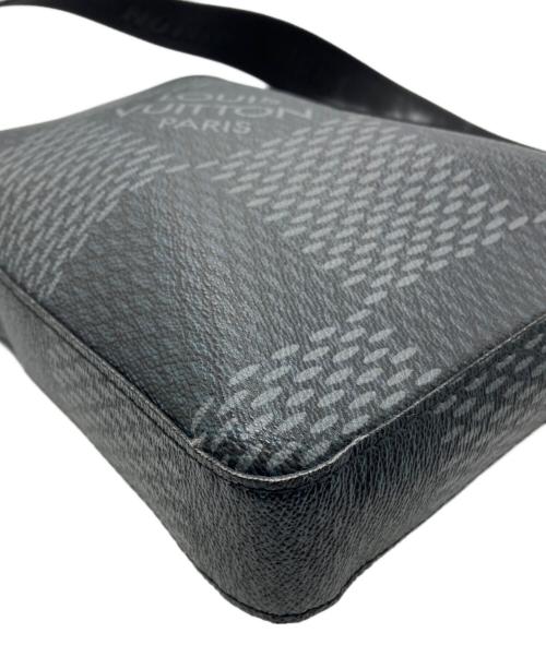 LOUIS VUITTON（ルイ ヴィトン）LOUIS VUITTON (ルイ ヴィトン) ダミエ・グラフィット　トリオ・メッセンジャーの古着・服飾アイテム