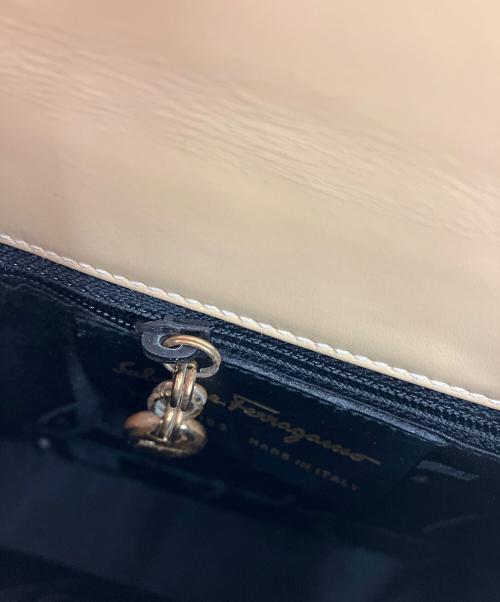 Ferragamo（フェラガモ）Ferragamo (フェラガモ)  ガンチーニ金具　2WAYバッグ ベージュの古着・服飾アイテム