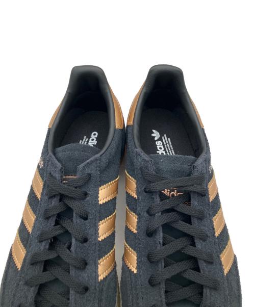 adidas（アディダス）adidas (アディダス) ローカットスニーカー ブラック×ゴールド サイズ:23.5の古着・服飾アイテム