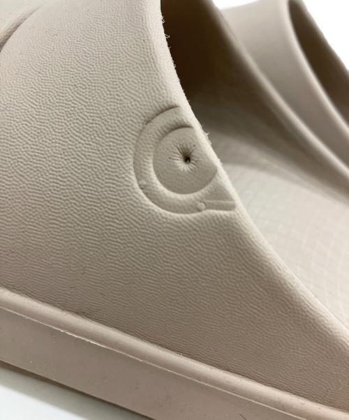 OOFOS（ウーフォス）OOFOS (ウーフォス) サンダル ベージュ サイズ:26cmの古着・服飾アイテム