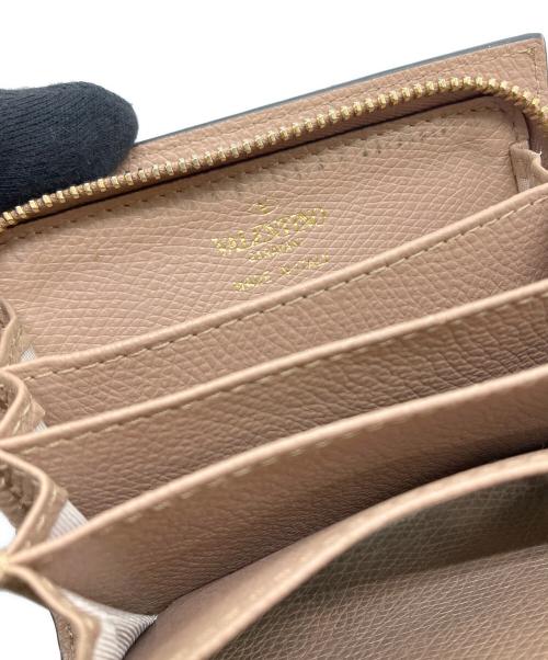 VALENTINO GARAVANI（ヴァレンティノ・ガラヴァーニ）VALENTINO GARAVANI (ヴァレンティノ・ガラヴァーニ) 2つ折り財布 ピンクベージュの古着・服飾アイテム